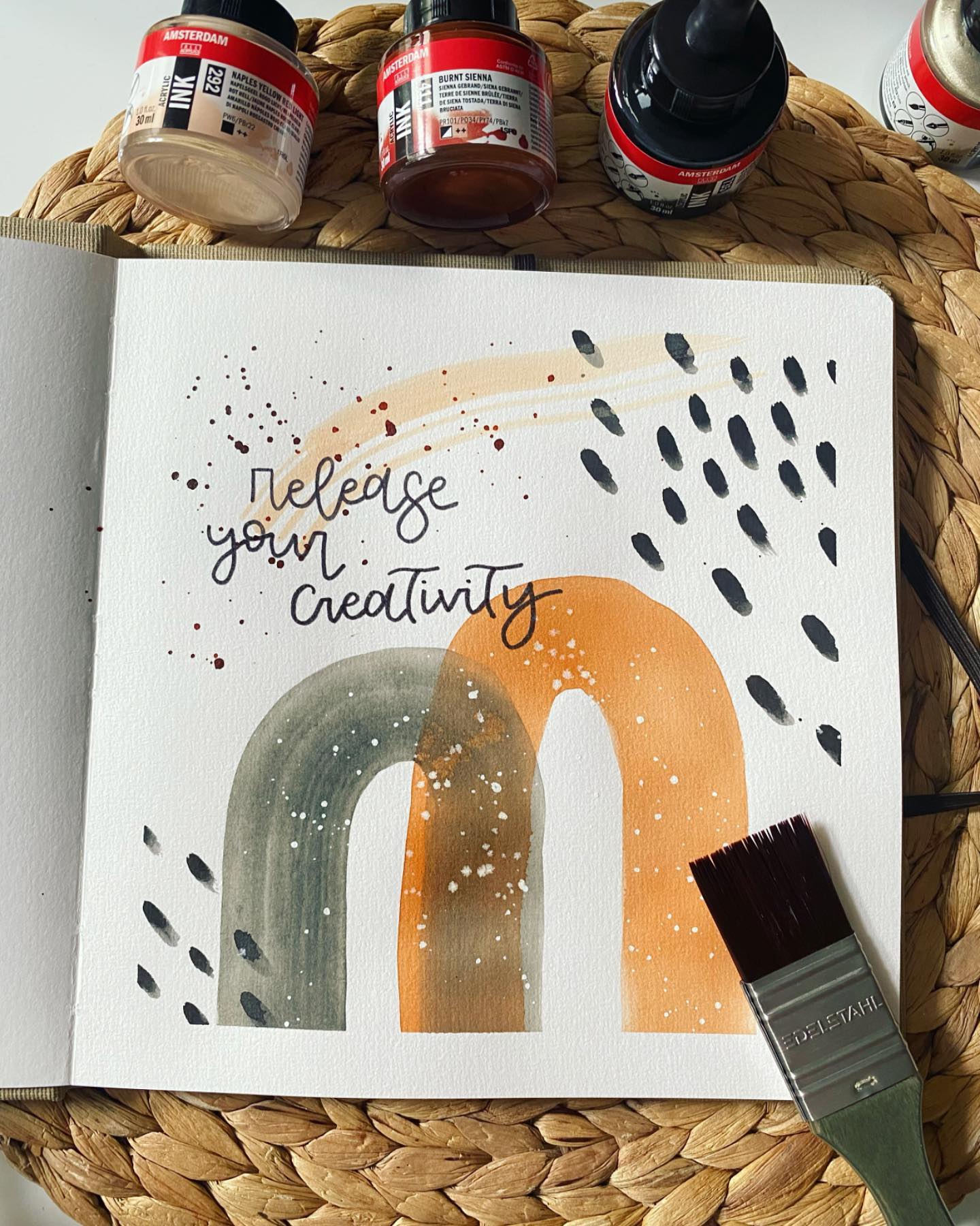 Nach langer Zeit endlich mal wieder Pinsel und Stift in die Hand genommen und die Acrylic Ink Farben ausprobiert 🤩
Abstrakt malen ist gar nicht so einfach wie gedacht aber es macht Spaß einfach mal den Kopf auszuschalten und ohne Plan drauf los zu malen ♥️
#HappyMonday #AbstractArt #AcrylicInk #FrauHoelle #clairefontaine #ReleaseYourCreativity #EinfachMachen #einfachmachenkönntegutwerden