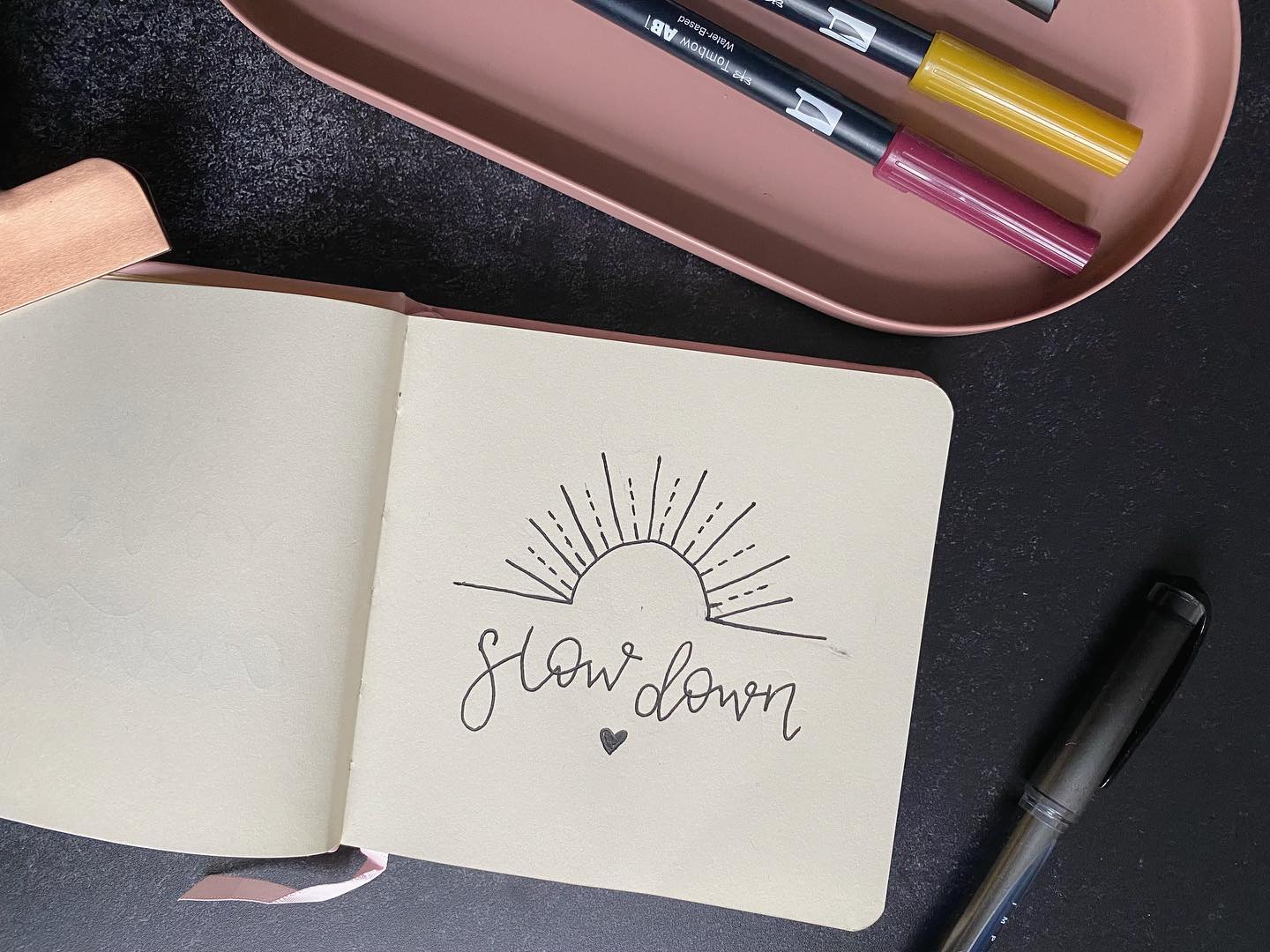 SLOW DOWN - es ist Freitag und das Wochenende steht vor der Tür. Nach einer turbulenten Arbeitswoche kommt langsam Ruhe ein und ich freue mich auf 2 Tage entschleunigte Tage ☀️♥️🧘🏻‍♀️
#SlowDown #Lettering #Handlettering #Typographie #Buchstabenliebe #Flatlay #WeekendCountdown