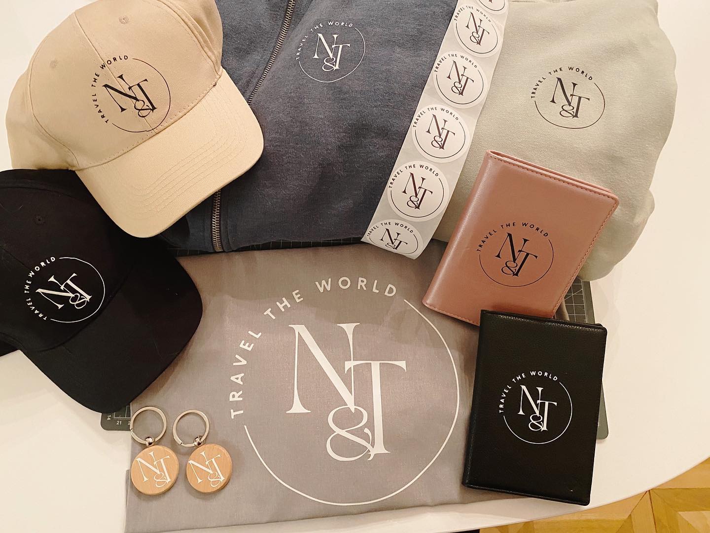 Wenn eine liebe Freundin, die früher mal die Babysitterin deiner Schwester war (vor +/- 25 Jahren), mit ihrem Freund auf Weltreise geht und dich fragt, ob du mit dem Plotter ein paar Sachen verschönern kannst. Na liebend gerne 🎉
Das Logo hat sie, passend zum neu eingerichteten Reisekanal @travelwith_na.ti gestaltet - neben 2 Hoodies, 2 Reisepasshüllen, Schlüsselanhängern und einem Jutebeutel habe ich mich zum ersten Mal an Caps gewagt - gar nicht mal so einfach. Ein paar Sticker gab es auch noch. 
Jetzt bin ich ganz vorfreudig auf die ersten Reisebilder und bin gespannt, was die beiden alles erleben werden 🤩✈️🌎🌅🏝️
#plotterliebe #CricutMaker #Munbyn #Reisefieber #Weltreise #plotterideen