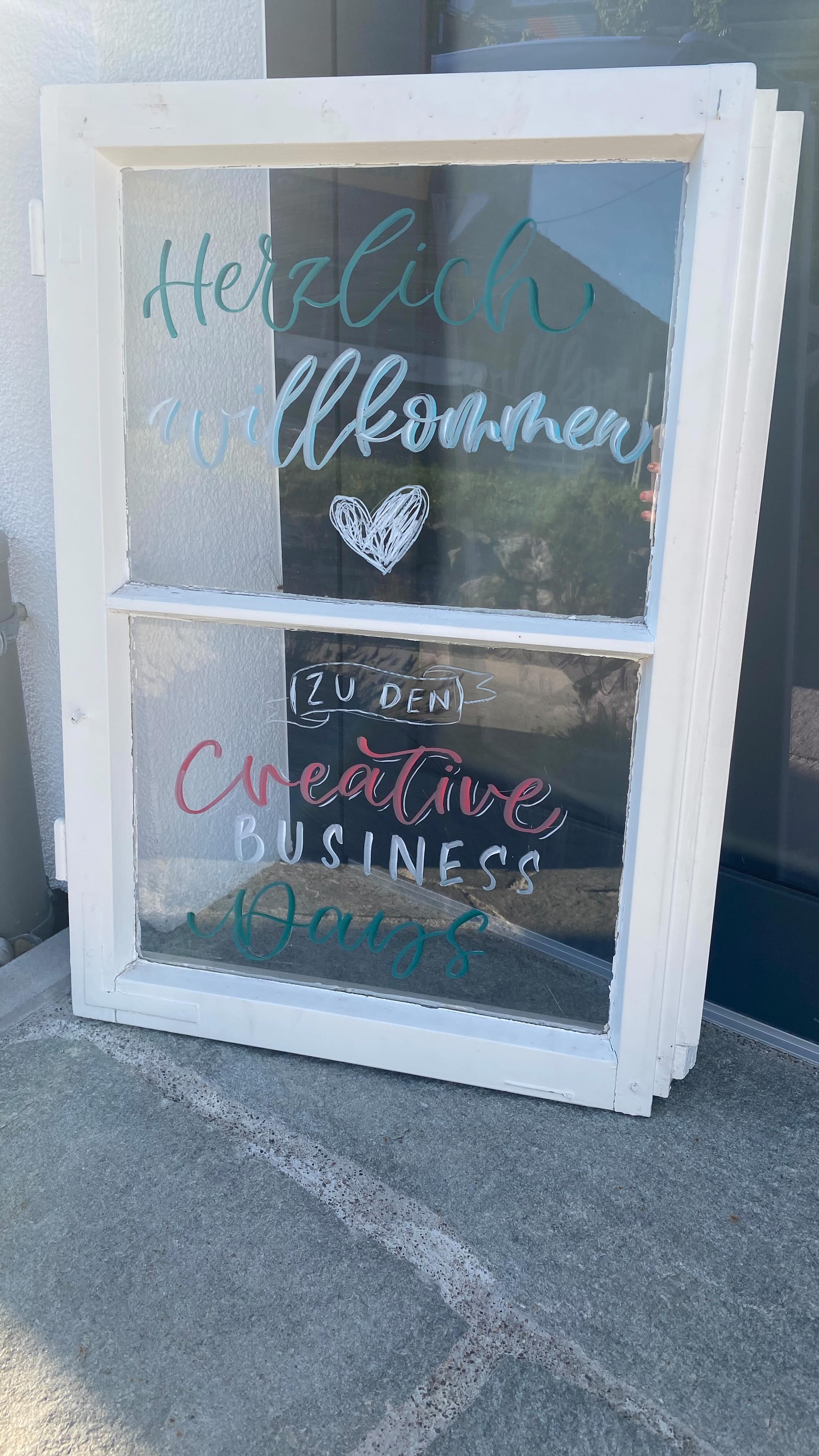 [Werbung unbeauftragt]
✨ Creative Business Days 2023 ✨
Kaum zu glauben, dass sie nun schon eine Woche zurück liegen. 2 1/2 Tage im wunderschönen Allgäu, 12 inspirierende Vorträge von 11 einzigartigen SpeakerInnen, ca. 60 Teilnehmerinnen und dem großartigen @stifteliebe.de Team haben mein Herz und meinen Kopf gefüllt mit Dankbarkeit, unendlich vielen Ideen und Tatendrang 🫶🏻
Das Wochenende was dort geschaffen wurde, war ein unglaublicher Safe Space, von dem alle Teilnehmerinnen noch lange zehren werden 💪🏻 ich freue mich auf alles was kommt und bin gespannt, wo die Reise mit der @creativecrew.de noch so hingeht.
Danke an die SpeakerInnen, für die Weitergabe von so viel Wissen, Inspiration & Motivation und an die OrganisatorInnen, für die herzliche & fürsorgliche Art, mit der ihr die Türen zu eurem Wohnzimmer für uns geöffnet habt ♥️ @stifteliebe.de @creativecrew.de @carriemorawetz @mayandberry @milly.montag @pin.mit.ding @eininneresblumenpfluecken @royaltalens @samy_loewe @kunstundbrot_ @buchstabenflug

#CreativeBusinessCrew #Stifteliebe #KreativesWochenende #MayAndBerry #StifteliebeWohnzimmer #KreativeAuszeit #Allgäu #Waltenhofen